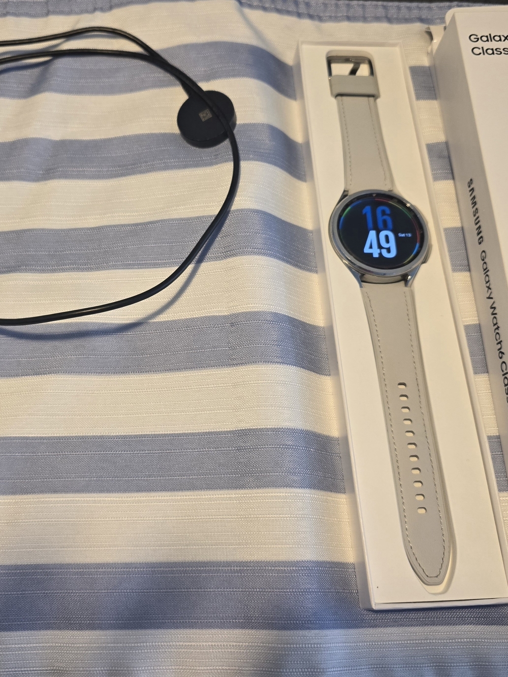 Samsung Galaxy Watch Classic - Light Gray Strap, Silver Case